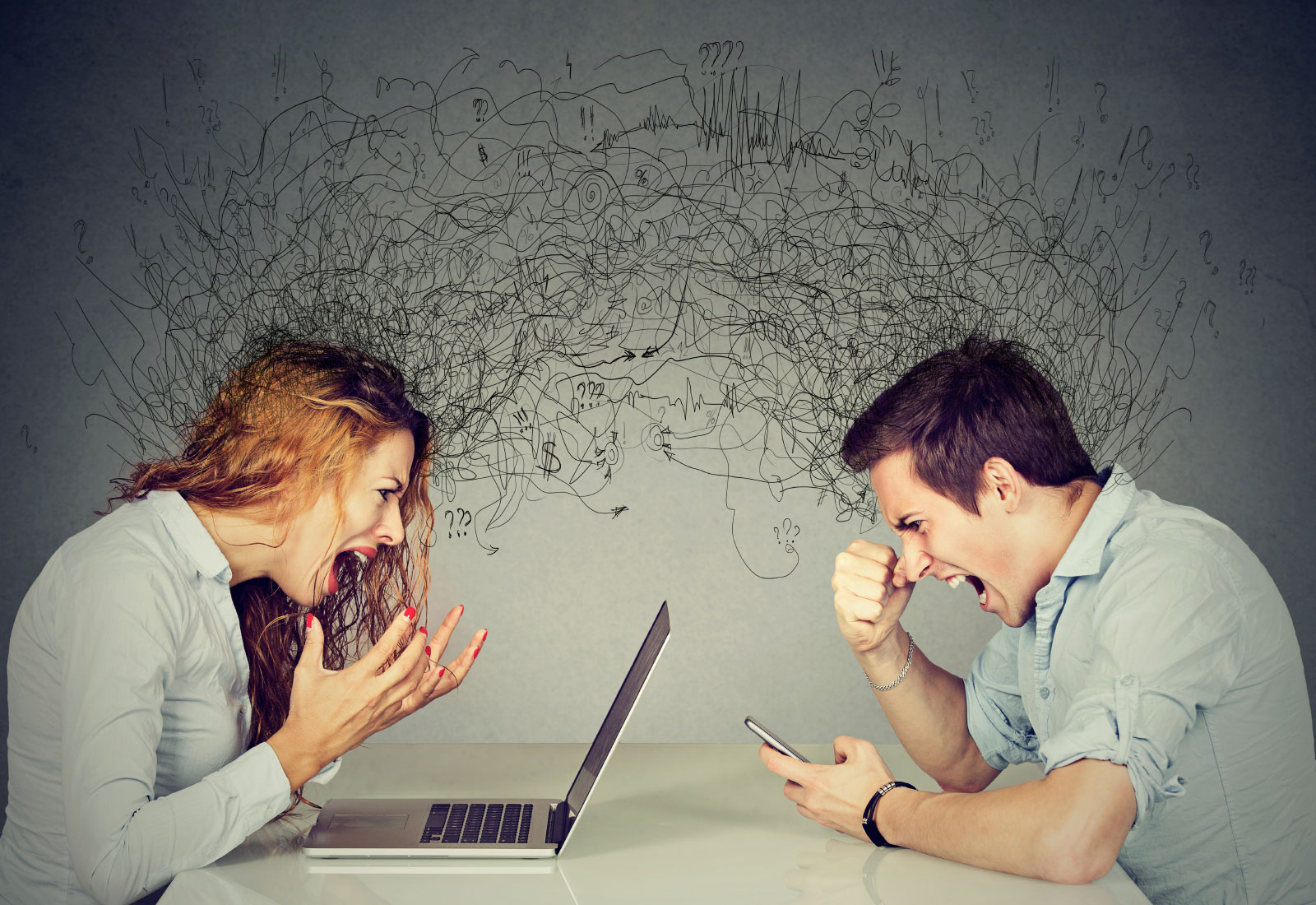 Paar Laptop Handy wütend schreien streiten Beziehungsproblematik Streitschlichtung | KLÄRUNGSHILFE MÜNCHEN | www.wir-klaeren.de