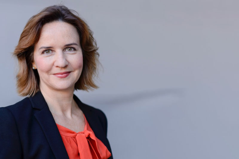 Jane Haushofer | Porträtfoto | KLÄRUNGSHILFE MÜNCHEN | www.wir-klaeren.de